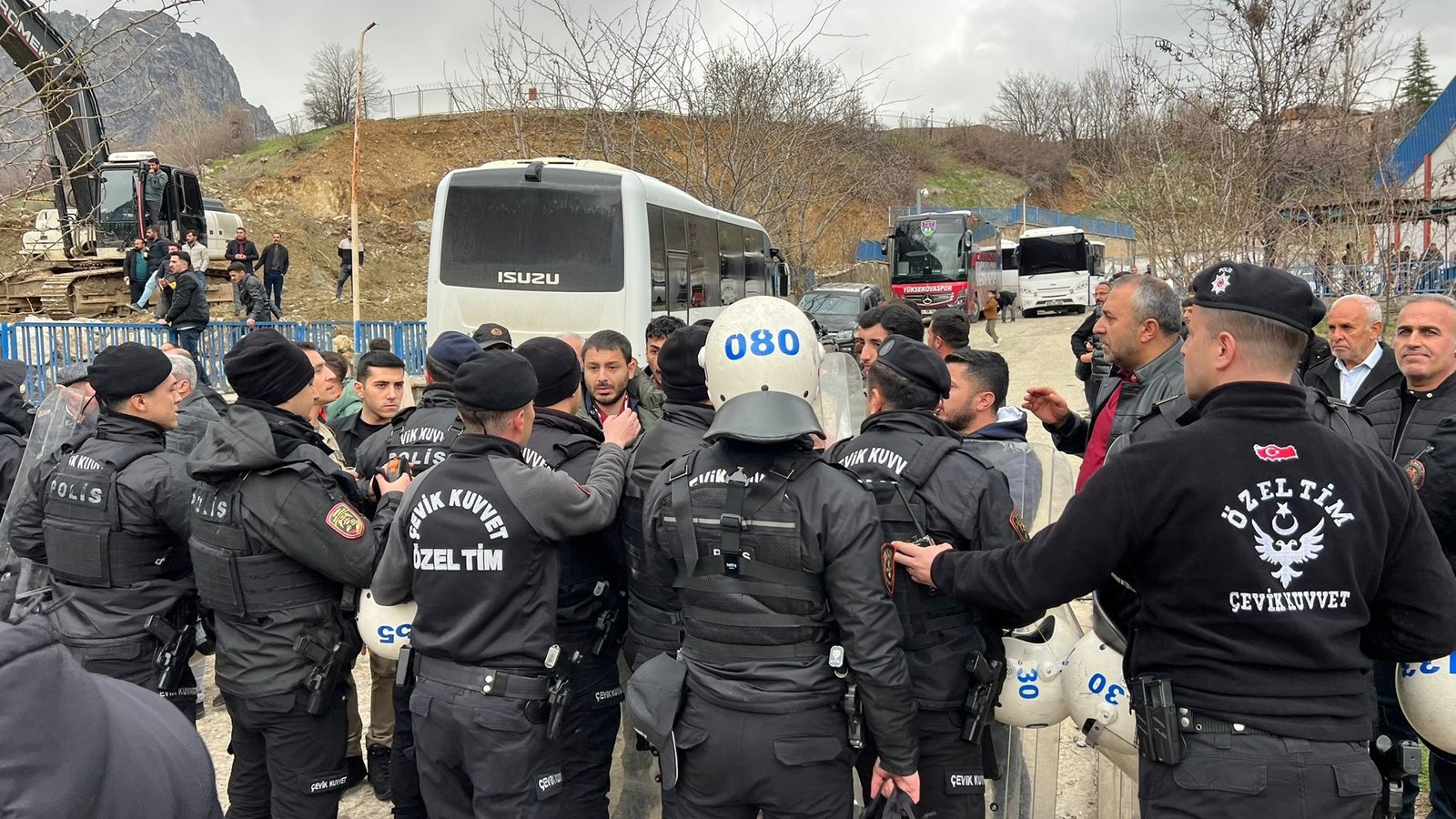 Yaşar KAPLAN/ ŞEMDİNLİ, (Hakkari) (DHA)- YÜKSEKOVA Spor Kadın Futbol Takımı,