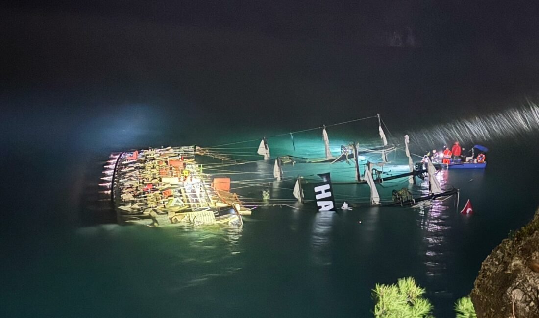 Sedat ÜNAL/ FETHİYE(Muğla), (DHA)- MUĞLA’nın Fethiye ilçesinde Ölüdeniz’de kıyıya bağlı