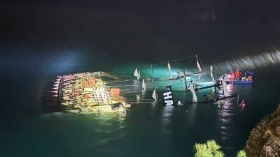 Sedat ÜNAL/ FETHİYE(Muğla), (DHA)- MUĞLA’nın Fethiye ilçesinde Ölüdeniz’de kıyıya bağlı