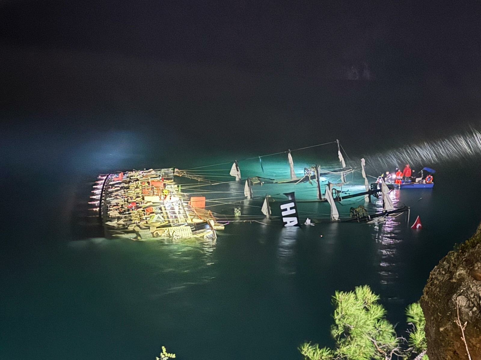 Sedat ÜNAL/ FETHİYE(Muğla), (DHA)- MUĞLA’nın Fethiye ilçesinde Ölüdeniz’de kıyıya bağlı