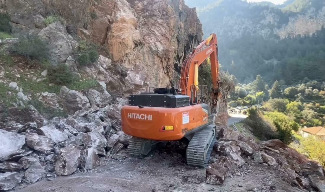 Fethiye’de yamaçtan düşen kaya parçaları yolu kapattı (2) YOLUN AÇILMASI İÇİN ÇALIŞMA BAŞLATILDI Muğla'nın Fethiye ilçesinde, yamaçtan kopan