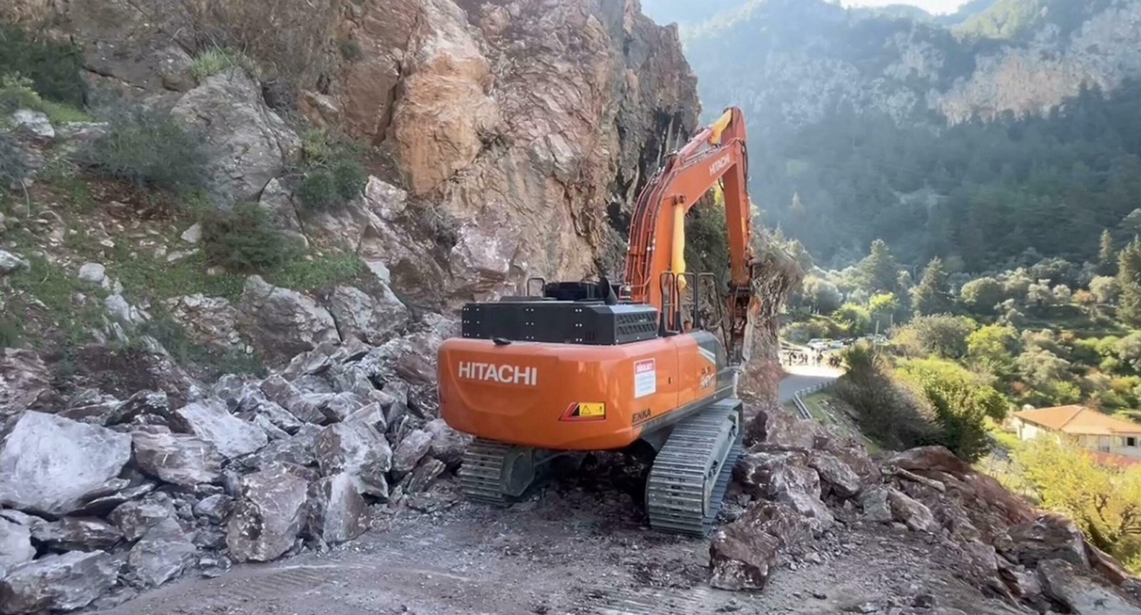 YOLUN AÇILMASI İÇİN ÇALIŞMA BAŞLATILDI Muğla'nın Fethiye ilçesinde, yamaçtan kopan