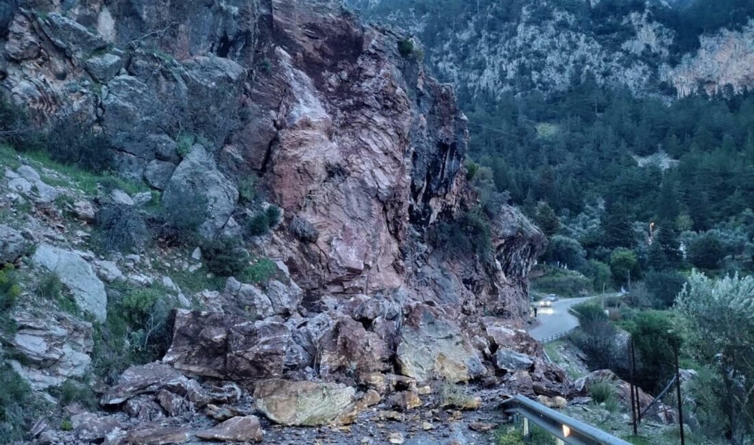 Gülgün KAŞLI/FETHİYE, (Muğla), (DHA)-MUĞLA'nın Fethiye ilçesinde yamaçtan kopan kaya parçaları