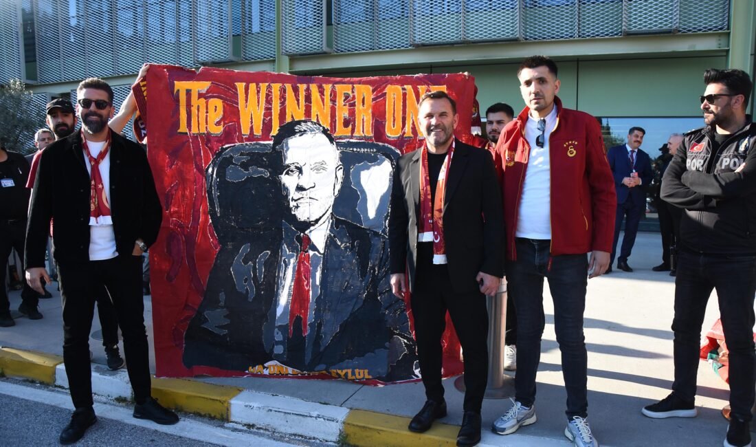 Galatasaray’a İzmir’de coşkulu karşılama Mustafa KÖPRÜLÜ - Tekin GÜRBULAK / İZMİR, (DHA)- SÜPER Lig