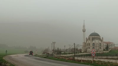 Kadir ÇELİK/İSLAHİYE (Gaziantep), (DHA)- GAZİANTEP’te toz taşınımı etkili oldu. Vatandaşlar