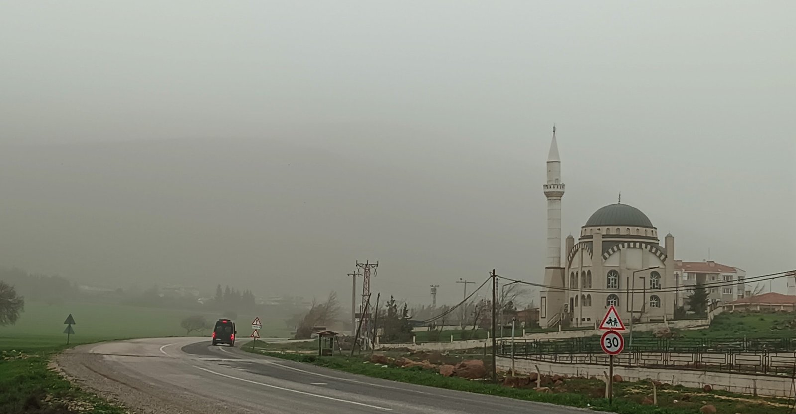 Kadir ÇELİK/İSLAHİYE (Gaziantep), (DHA)- GAZİANTEP’te toz taşınımı etkili oldu. Vatandaşlar