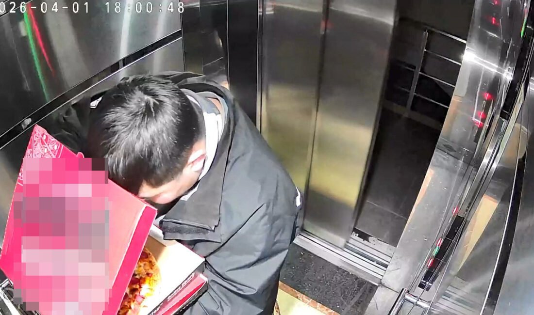 Musa KESKİN/DÜZCE, (DHA)- DÜZCE’de bir kurye, teslimat için geldiği binada