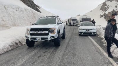 Serdar KARA/ÇUKURCA (Hakkari), (DHA)- HAKKARİ-Şırnak kara yolu düşen çığ nedeniyle