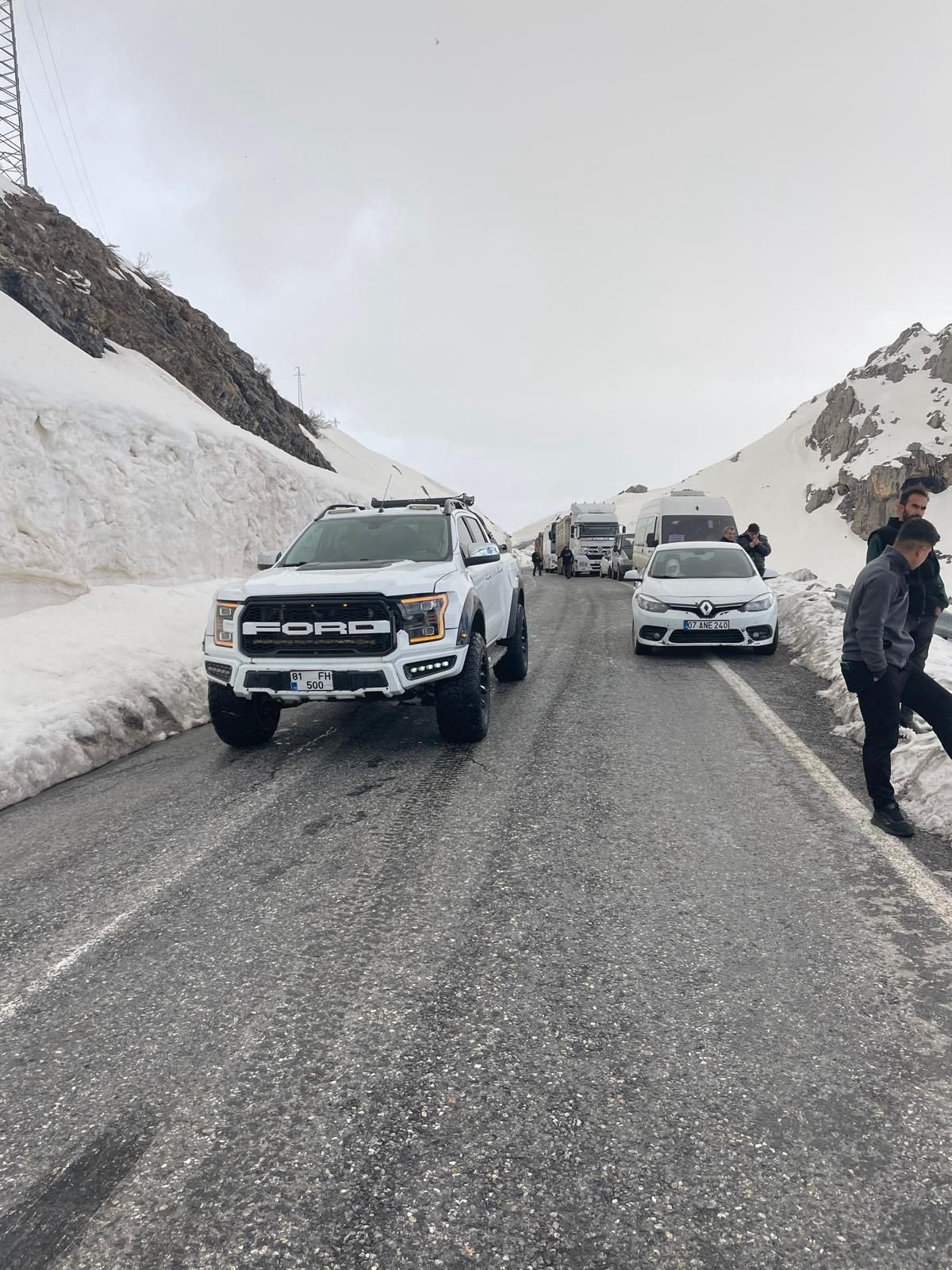 Serdar KARA/ÇUKURCA (Hakkari), (DHA)- HAKKARİ-Şırnak kara yolu düşen çığ nedeniyle