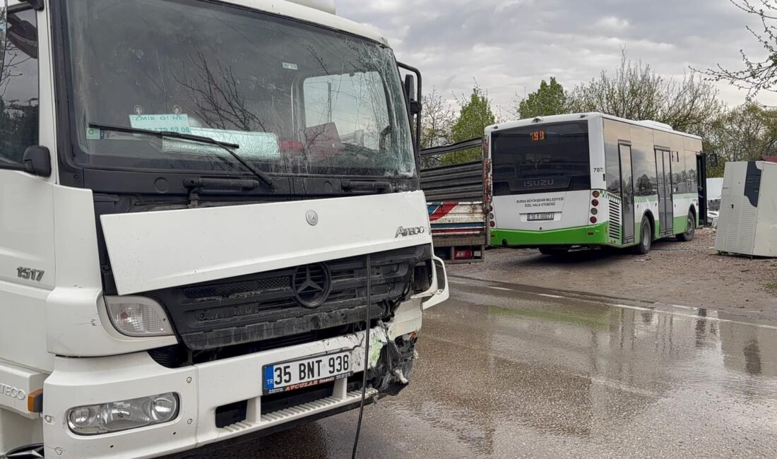 Halk otobüsü ile nakliye kamyonu çarpıştı; 2 yaralı Yiğithan HÜYÜK/BURSA, (DHA)-BURSA’da ara sokaktan çıkan özel halk otobüsünün nakliye