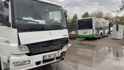 Yiğithan HÜYÜK/BURSA, (DHA)-BURSA’da ara sokaktan çıkan özel halk otobüsünün nakliye