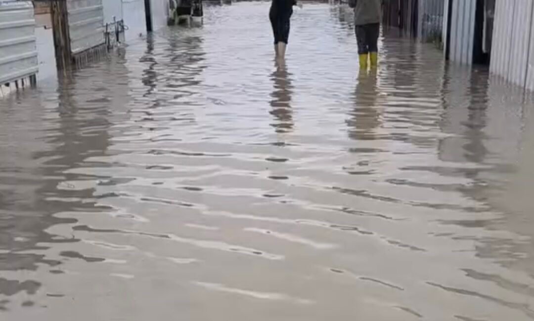 Alican GÜMÜŞ/HATAY, (DHA)-HATAY'da şiddetli yağış etkili oldu, göle dönen yollarda