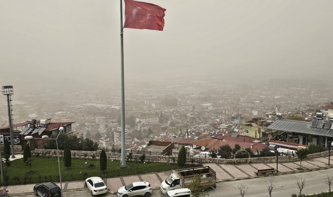 Hatay’da toz taşınımı etkisini sürdürüyor Alican GÜMÜŞ/HATAY, (DHA)- HATAY'da kuvvetli rüzgarla Sahra Çölü’nden taşınan toz,