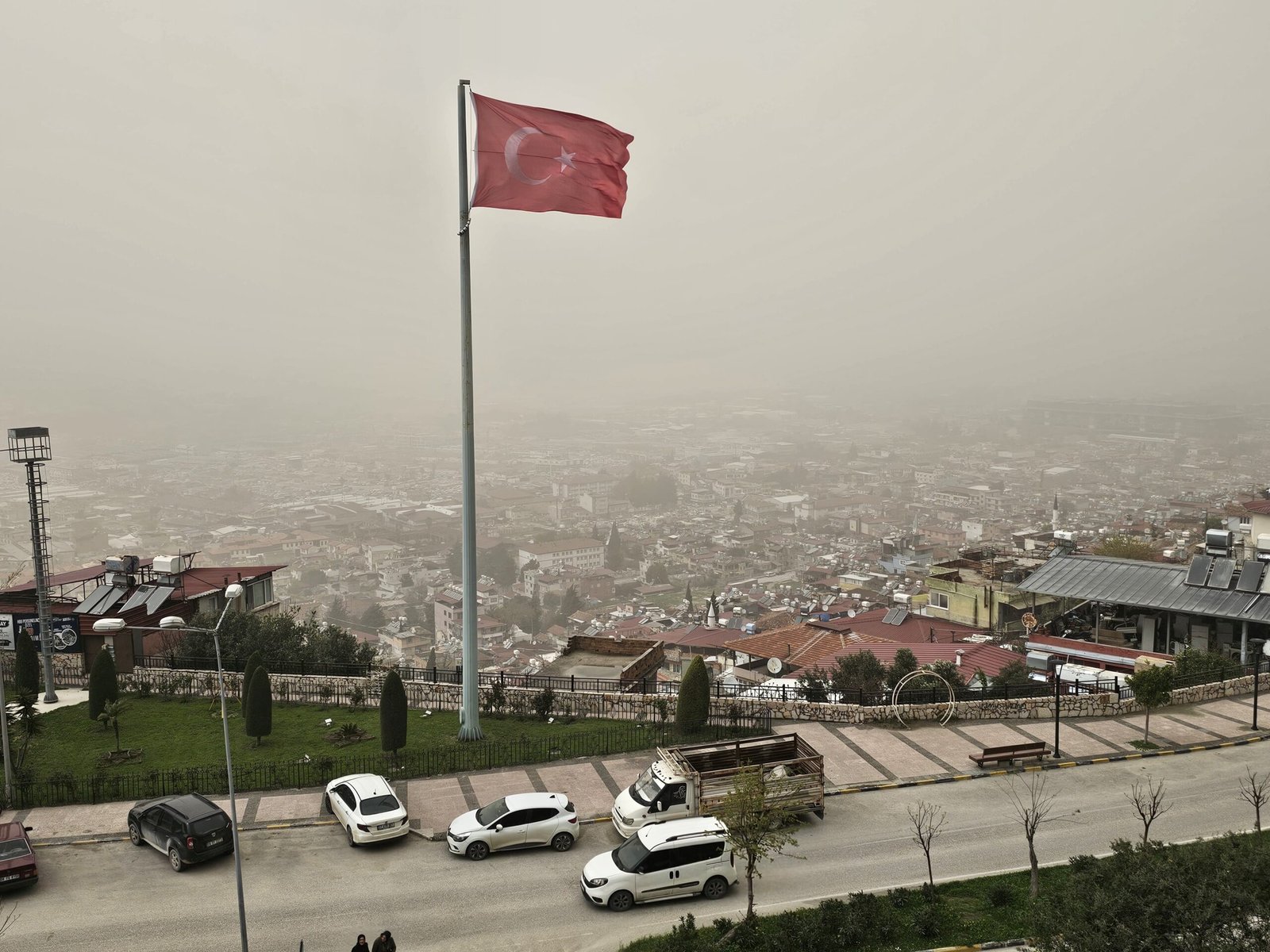 Alican GÜMÜŞ/HATAY, (DHA)- HATAY'da kuvvetli rüzgarla Sahra Çölü’nden taşınan toz,
