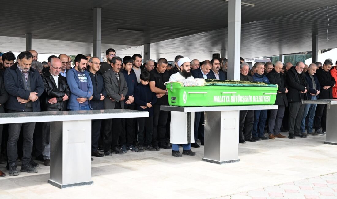 Recep BAĞDAT/MALATYA, (DHA)- MALATYA'da girdiği havuzda fenalaşan sınıf öğretmeni Çiğdem