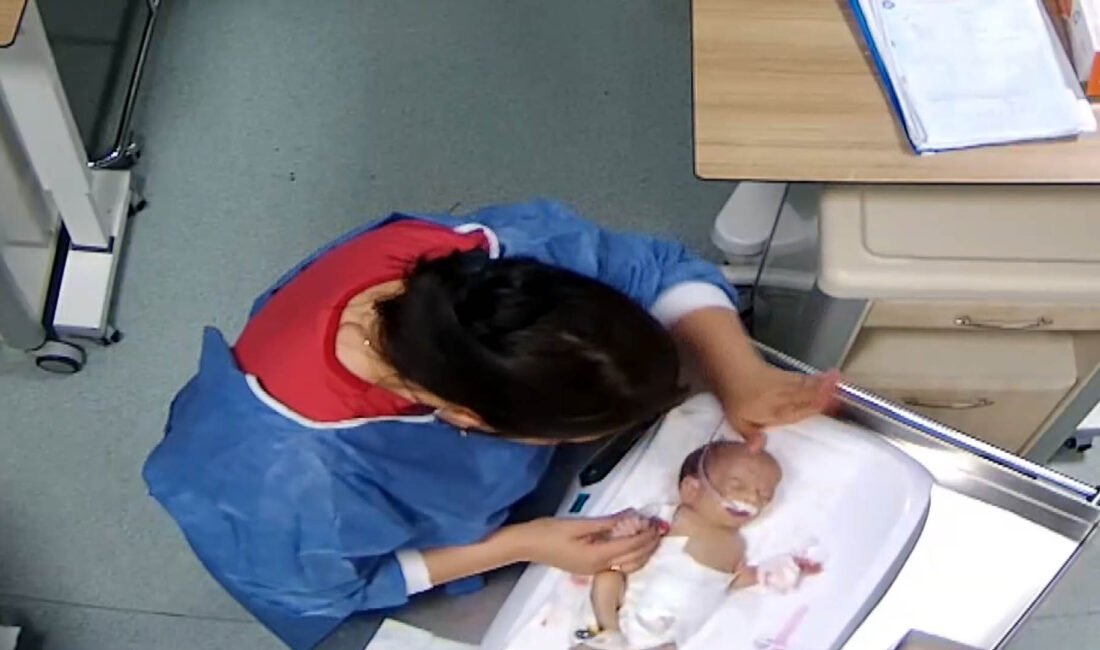 Ömer KOÇ/KAHRAMANMARAŞ, (DHA)- KAHRAMANMARAŞ'ta yenidoğan ünitesinde kalırken Deniz Esin Bozoklar'ı