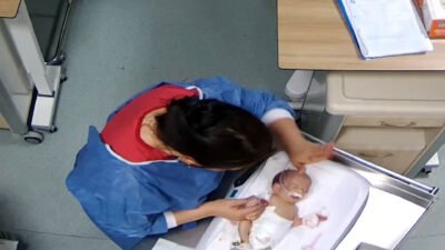 Ömer KOÇ/KAHRAMANMARAŞ, (DHA)- KAHRAMANMARAŞ'ta yenidoğan ünitesinde kalırken Deniz Esin Bozoklar'ı