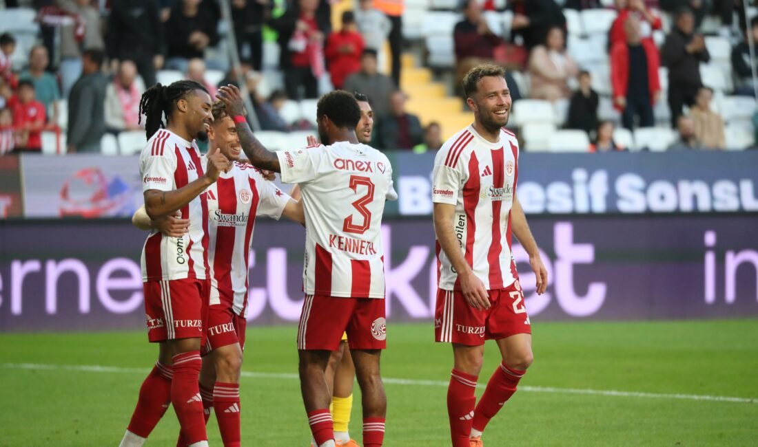 Adem AKALAN / ANTALYA, (DHA)- STAT: Corendon Airlines Park Antalya