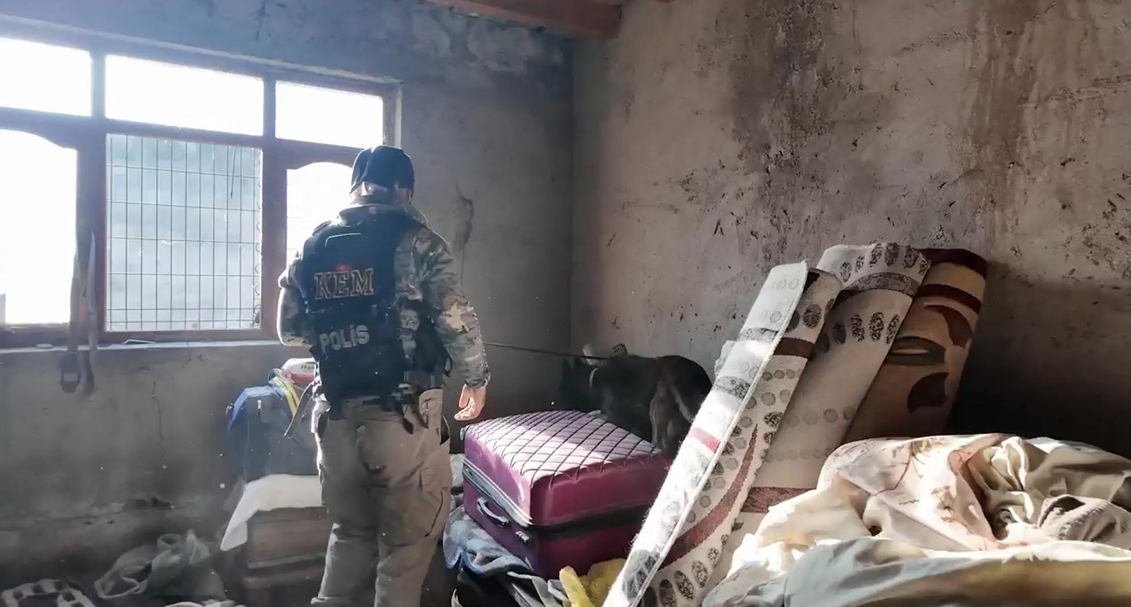 Özkan AYDIN/IĞDIR, (DHA)-IĞDIR'da 'torbacı' olarak bilinen uyuşturucu satıcılarına yönelik operasyonda