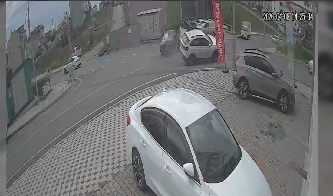 Erol POLAT/ ÇAYIROVA(Kocaeli), (DHA)- KOCAELİ’nin Çayırova ilçesinde kavşakta iki cipin