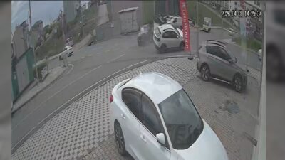 Erol POLAT/ ÇAYIROVA(Kocaeli), (DHA)- KOCAELİ’nin Çayırova ilçesinde kavşakta iki cipin