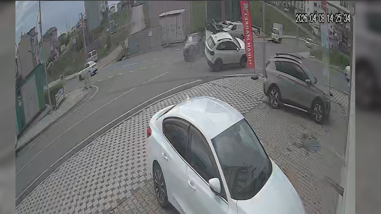 Erol POLAT/ ÇAYIROVA(Kocaeli), (DHA)- KOCAELİ’nin Çayırova ilçesinde kavşakta iki cipin