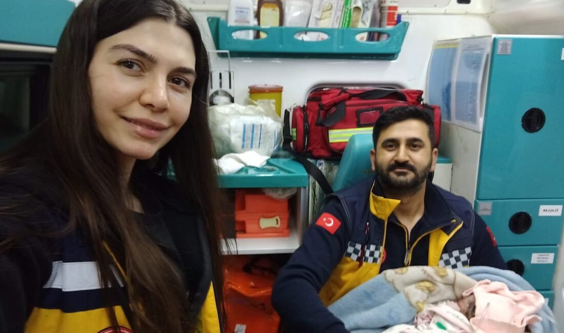 Ali LEYLAK/ŞANLIURFA, (DHA)- ŞANLIURFA’da evde doğum sancıları tutan kadın, hastaneye