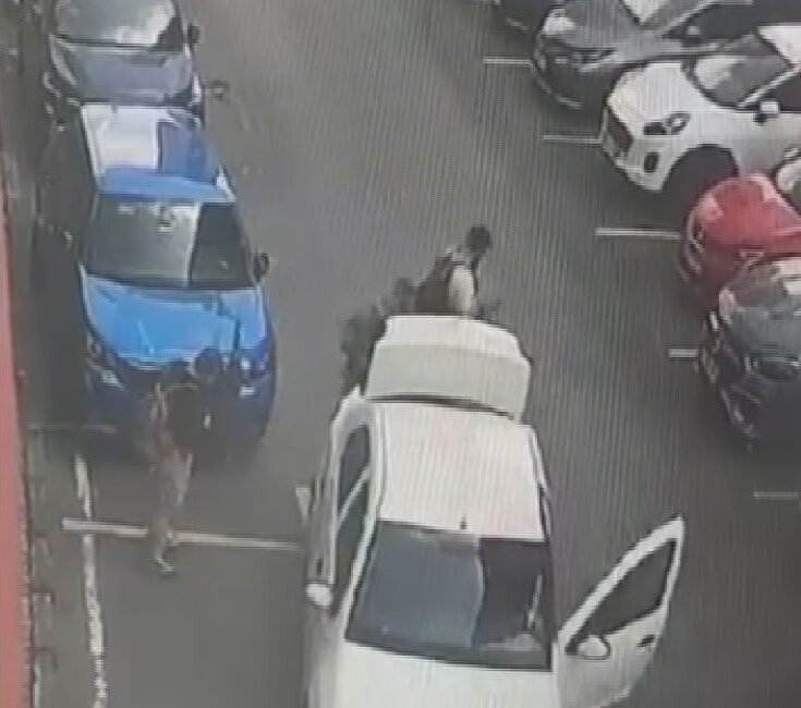 İsrail Konsolosluğu önündeki çatışma; şüphelilerin saldırı öncesi hazırlığı kamerada Hiba HAKBİLİR/İSTANBUL,(DHA)- BEŞİKTAŞ'ta İsrail Konsolosluğu'nun da bulunduğu binanın önünde çıkan