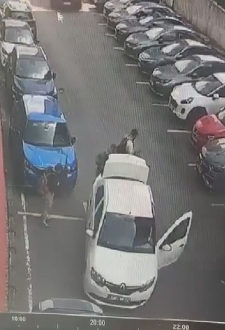 Hiba HAKBİLİR/İSTANBUL,(DHA)- BEŞİKTAŞ'ta İsrail Konsolosluğu'nun da bulunduğu binanın önünde çıkan