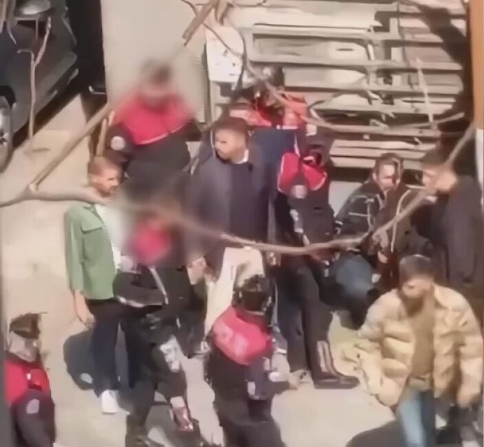 İsrail Konsolosluğu önündeki çatışmada şüphelilerden birinin yakalandığı anlar kamerada Doğan Can CESUR / İSTANBUL,(DHA)- BEŞİKTAŞ'ta İsrail Konsolosluğu'nun da bulunduğu