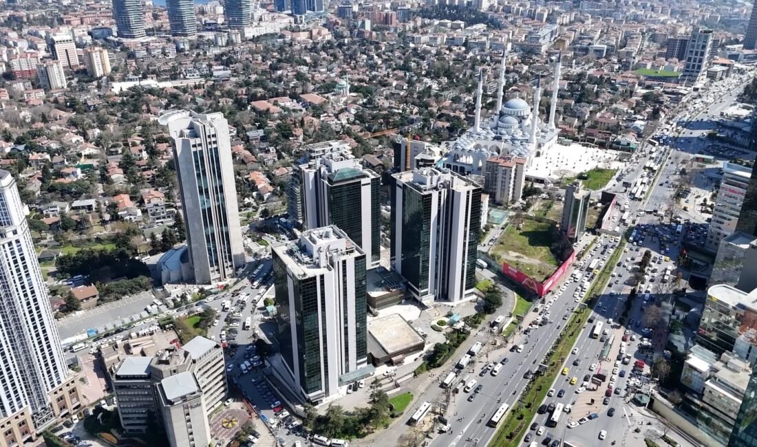 İSTANBUL,(DHA)- BEŞİKTAŞ'ta İsrail Konsolosluğu'nun da bulunduğu binanın önünde çıkan çatışmada