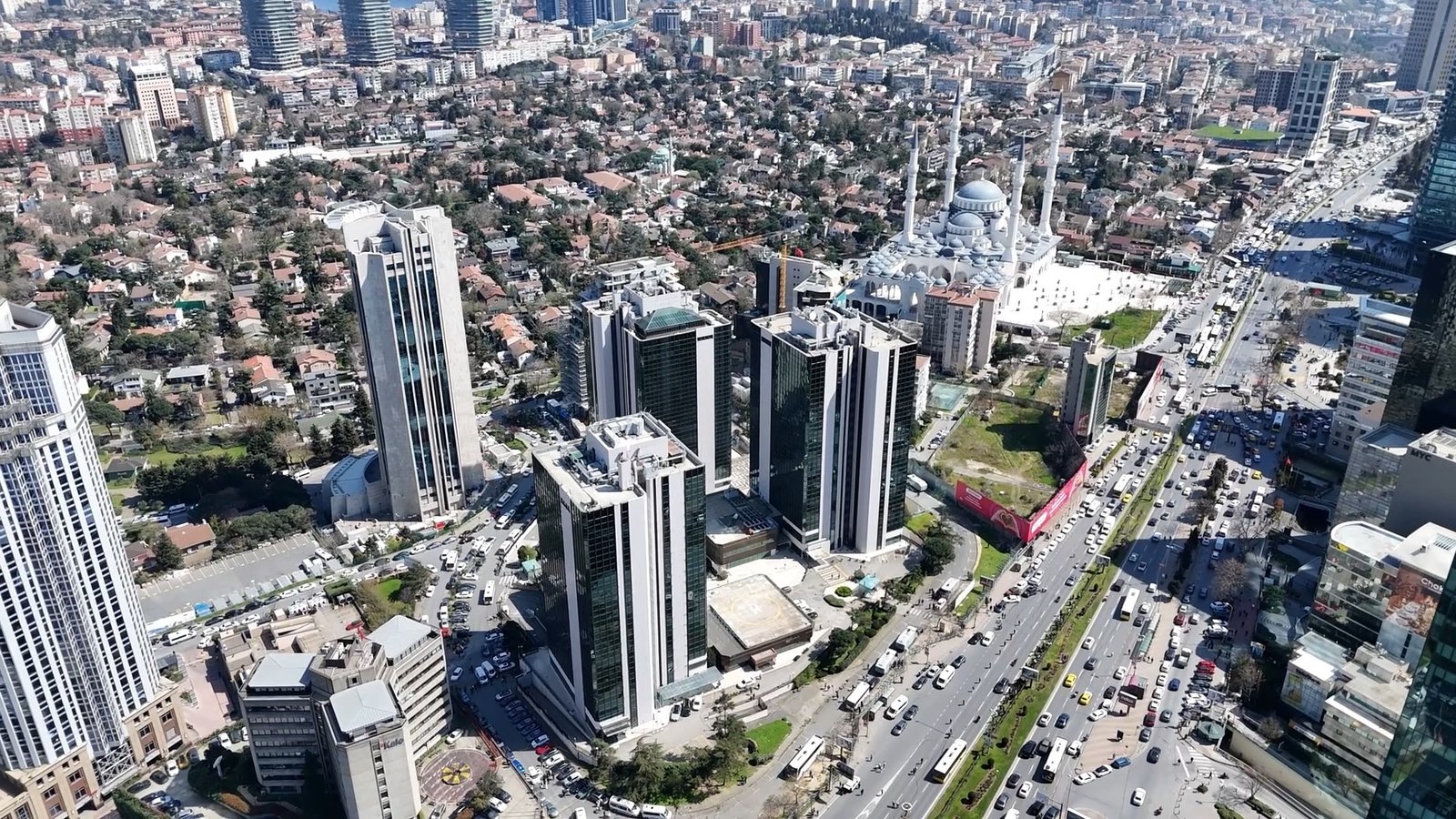 İSTANBUL,(DHA)- BEŞİKTAŞ'ta İsrail Konsolosluğu'nun da bulunduğu binanın önünde çıkan çatışmada