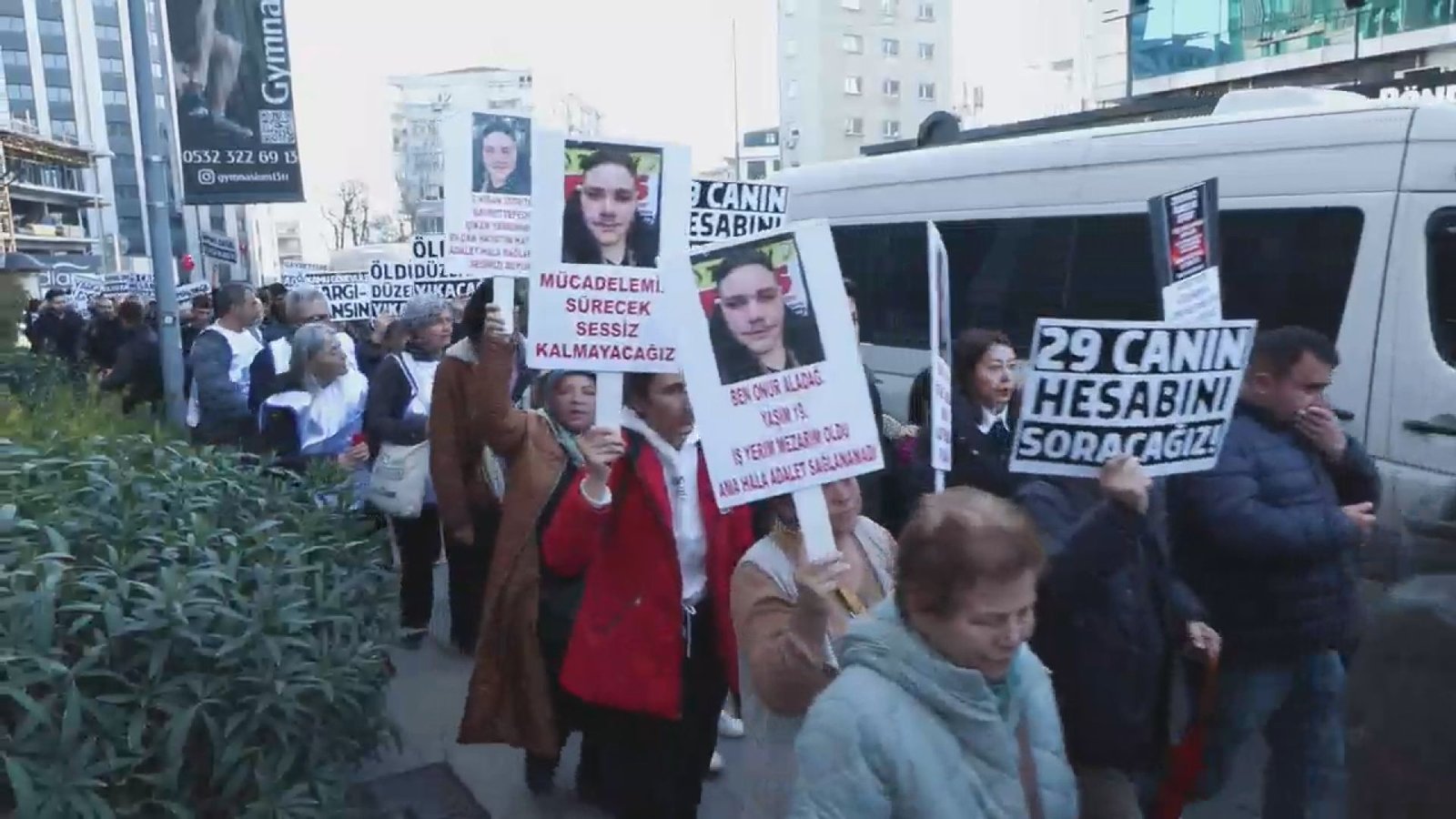 Ataberk KURT/İSTANBUL,(DHA)- BEŞİKTAŞ Gayrettepe'de iki sene önce bugün 16 katlı