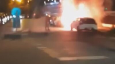 Doğan Can CESUR - Ataberk KURT/İSTANBUL,(DHA)- BEŞİKTAŞ'ta park halindeki elektrikli