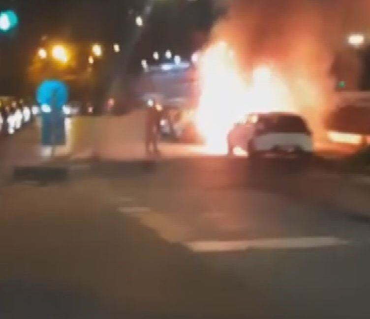 Doğan Can CESUR - Ataberk KURT/İSTANBUL,(DHA)- BEŞİKTAŞ'ta park halindeki elektrikli