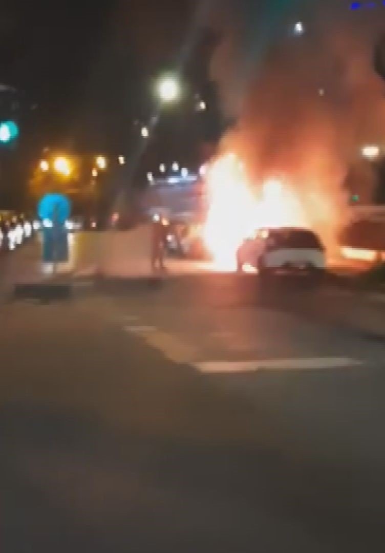 Doğan Can CESUR - Ataberk KURT/İSTANBUL,(DHA)- BEŞİKTAŞ'ta park halindeki elektrikli