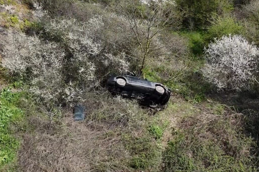 Emre KURT / İSTANBUL, (DHA)- EYÜPSULTAN'da sürücüsünün direksiyon hakimiyetini kaybettiği