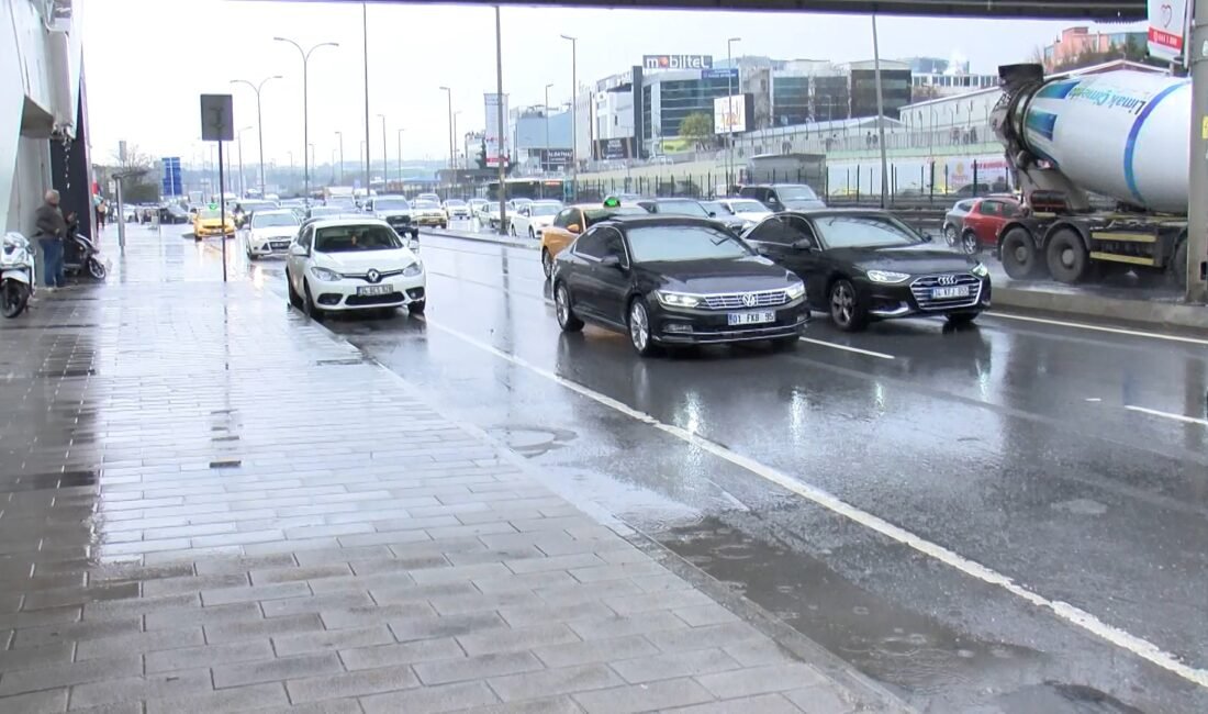 Özgür EREN / İSTANBUL, (DHA)- İSTANBUL'un bazı bölgelerinde öğlen saatlerinde