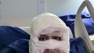 Esra GÜNTEPE / İSTANBUL, (DHA)- KADIKÖY'de eğlence mekanının önünde oturan