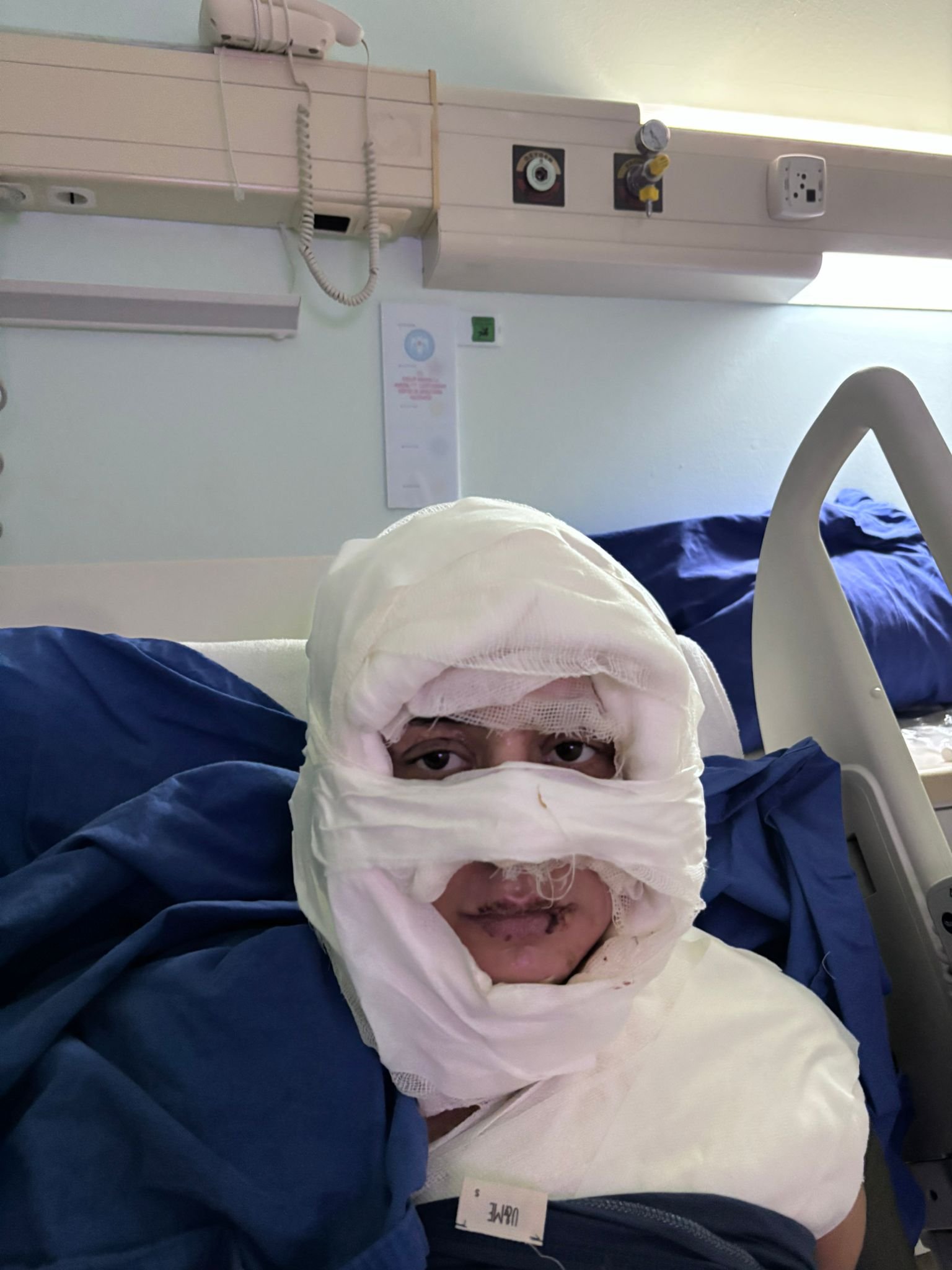 Esra GÜNTEPE / İSTANBUL, (DHA)- KADIKÖY'de eğlence mekanının önünde oturan