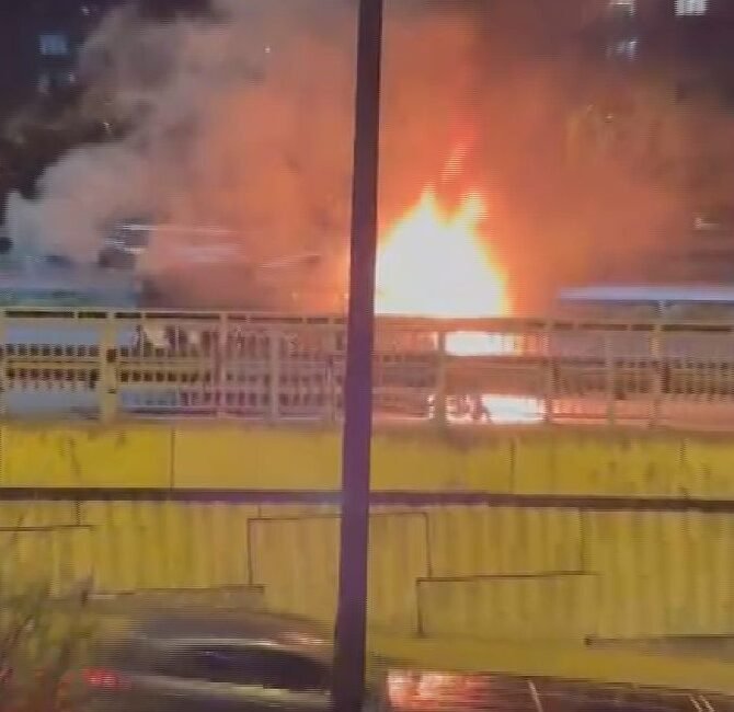 İstanbul – Kağıthane’de seyir halindeki taksi alev alev yandı Doğan Can CESUR/İSTANBUL,(DHA)- KAĞITHANE'de seyir halindeki taksiden yükselen alevler kısa