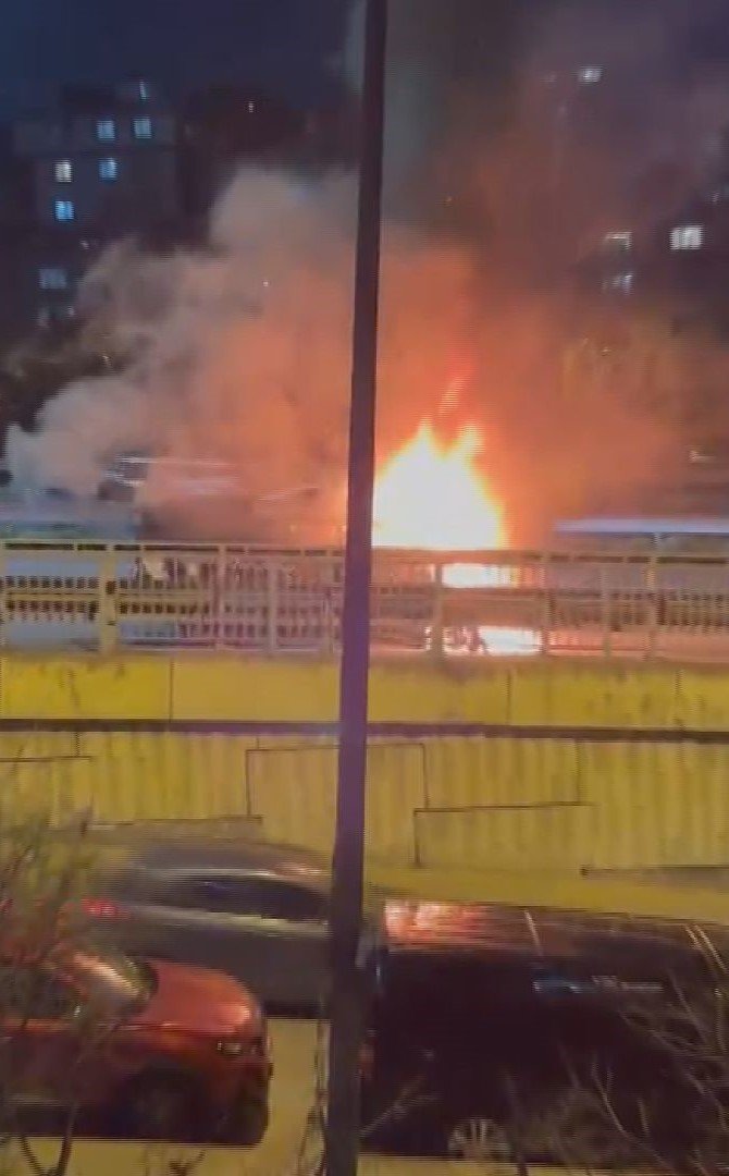 Doğan Can CESUR/İSTANBUL,(DHA)- KAĞITHANE'de seyir halindeki taksiden yükselen alevler kısa