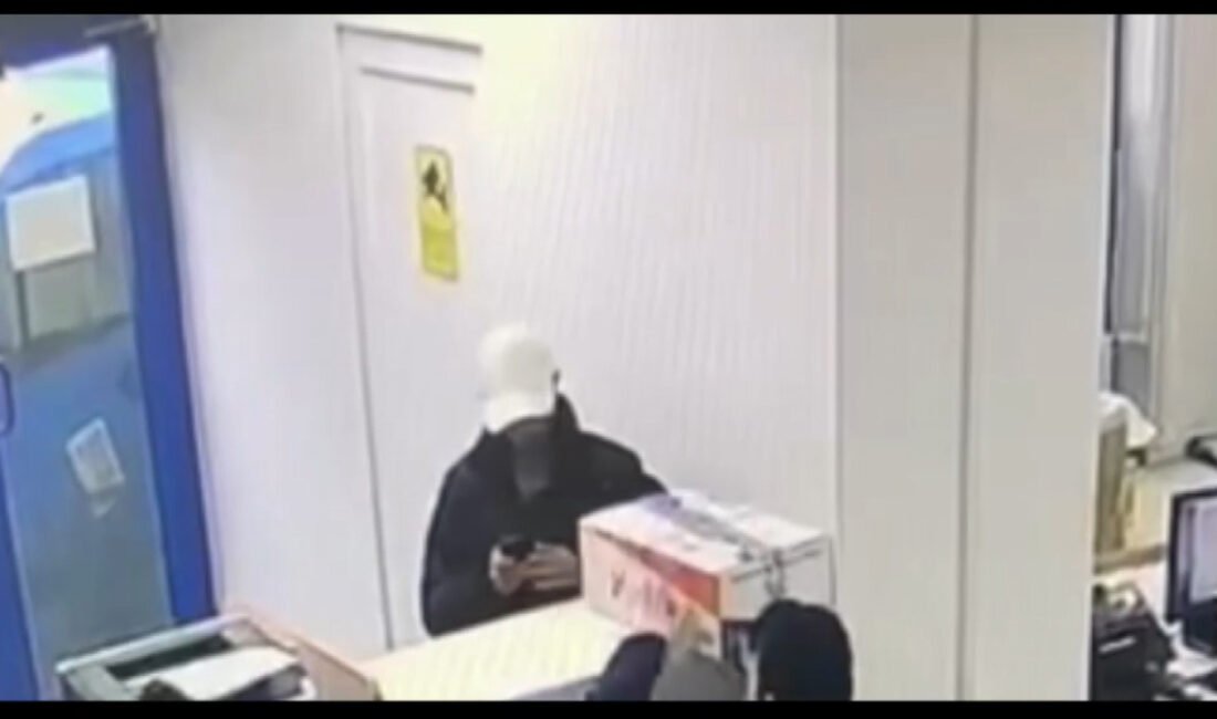 Ali AKSOYER/İSTANBUL,(DHA)İSTANBUL’da kargoyla gönderilen yüzbinlerce liralık elektronik eşyayı çalan 10