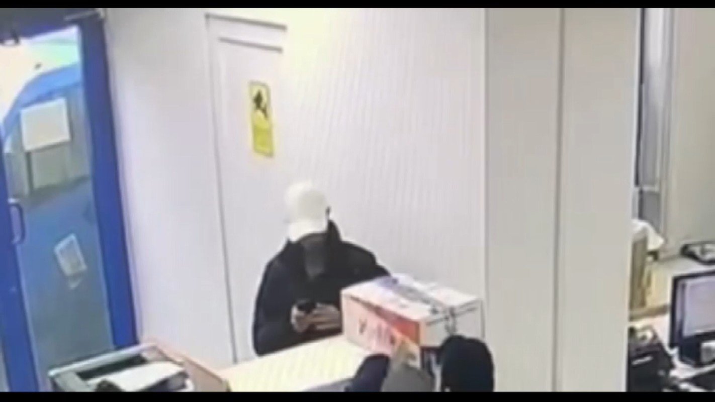 Ali AKSOYER/İSTANBUL,(DHA)İSTANBUL’da kargoyla gönderilen yüzbinlerce liralık elektronik eşyayı çalan 10