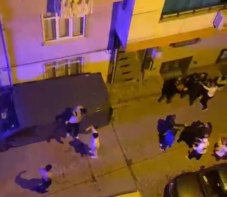 Baran AKKAYA-Emin YEŞİL/İSTANBUL,(DHA)- SULTANGAZİ'de iki grup arasında çıkan kavgada, saldırıdan