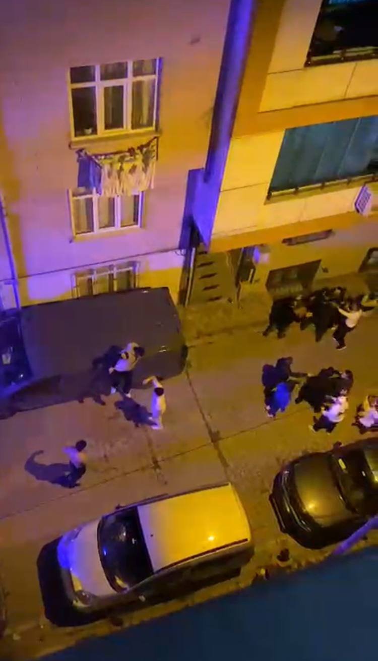 Baran AKKAYA-Emin YEŞİL/İSTANBUL,(DHA)- SULTANGAZİ'de iki grup arasında çıkan kavgada, saldırıdan