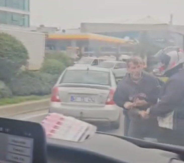 Uğur Samet AVCI/İSTANBUL,(DHA)- ÜMRANİYE'de trafikteki iki araç sürücüsü arasında çıkan