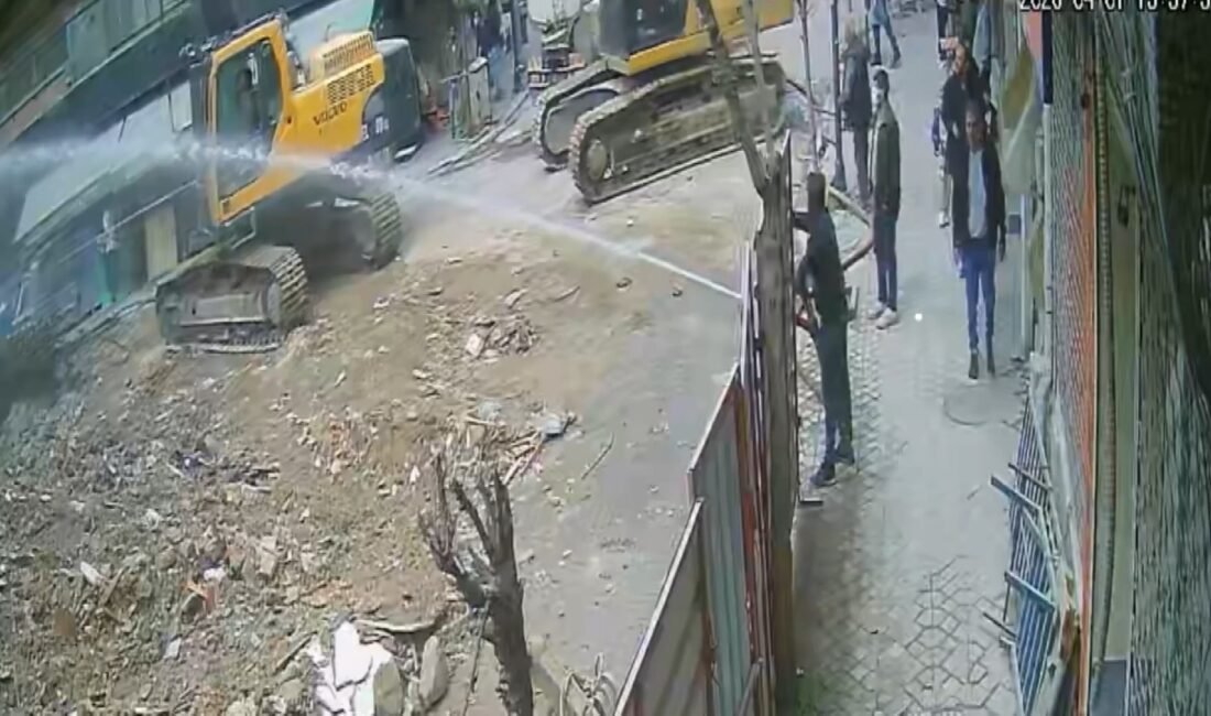 İstanbul – Zeytinburnu’nda inşaattan beton parçası düştü; 6 yaşındaki çocuk öldü Baran AKKAYA/İSTANBUL (DHA) Zeytinburnu'nda yıkımı yapılan inşaattan beton parçası 6