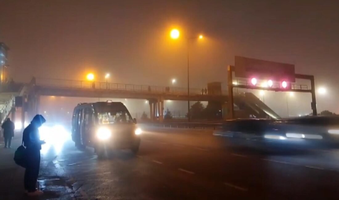 İstanbul’da sis etkili oldu Uğur Samet AVCI-Mehmet Kaan KURT / İSTANBUL, (DHA)- İSTANBUL'da gece