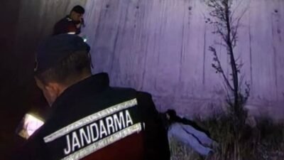 Nurbay USTA/ARTVİN, (DHA)- ARTVİN’de yol kenarındaki istinat duvarından düşen Turgay